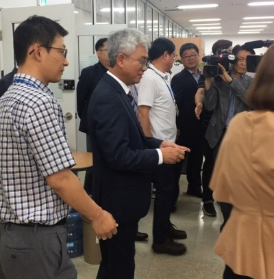 임대식 신임 과학기술혁신본부장이 4일 과천정부청사 과학기술정보통신부 1층 기자실에서 출입기자들과 인사를 나누고 있다. - 과천=권예슬 기자 yskwon@donga.com 제공